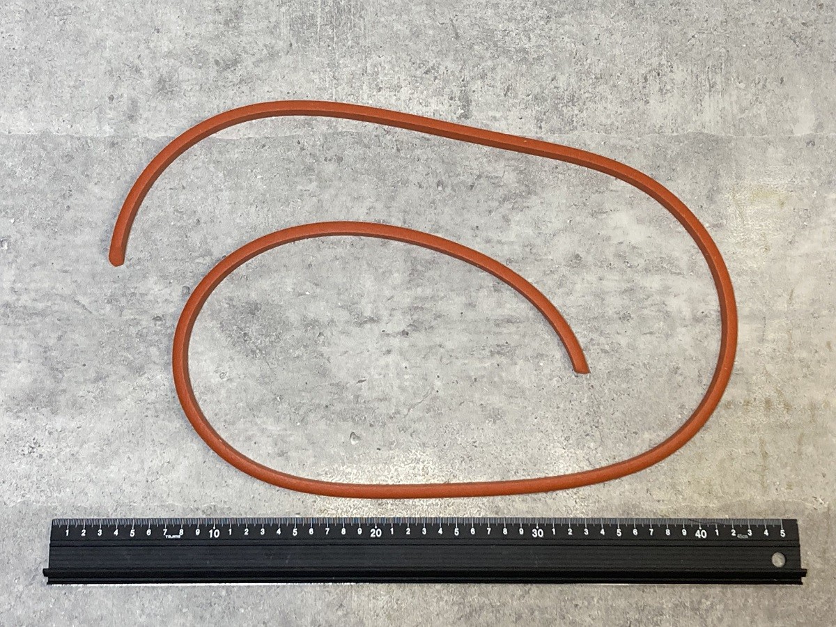 赤シリコンスポンジ端材_甲丸10w×8h×1300_20°_サンポリマー 3