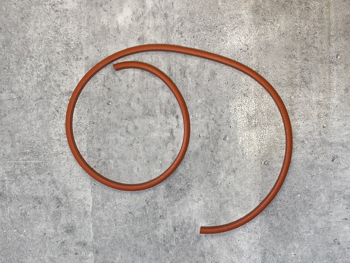 赤シリコンスポンジ端材_甲丸10w×8h×1050_20°_サンポリマー