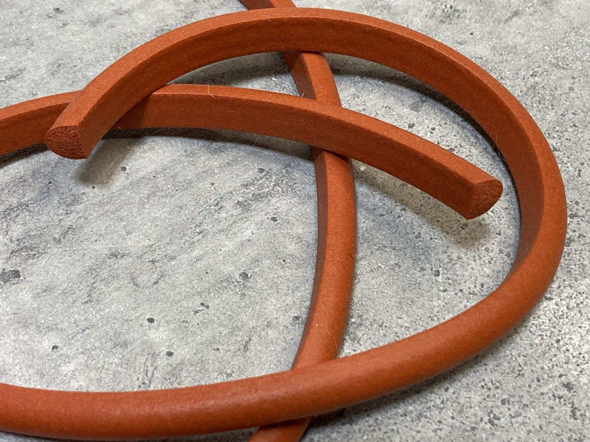 赤シリコンスポンジ端材_甲丸10w×8h×1050_20°_サンポリマー 2