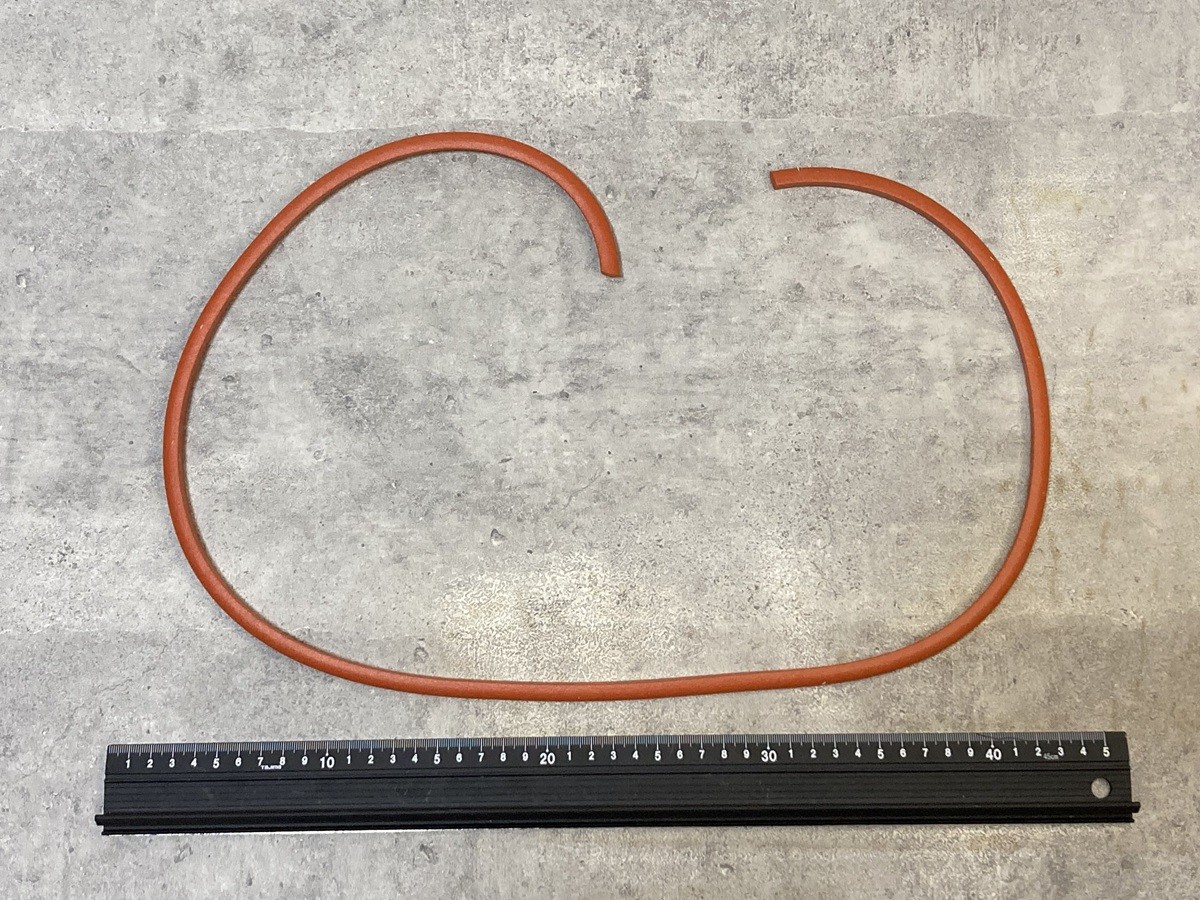 赤シリコンスポンジ端材_甲丸10w×8h×1050_20°_サンポリマー 3