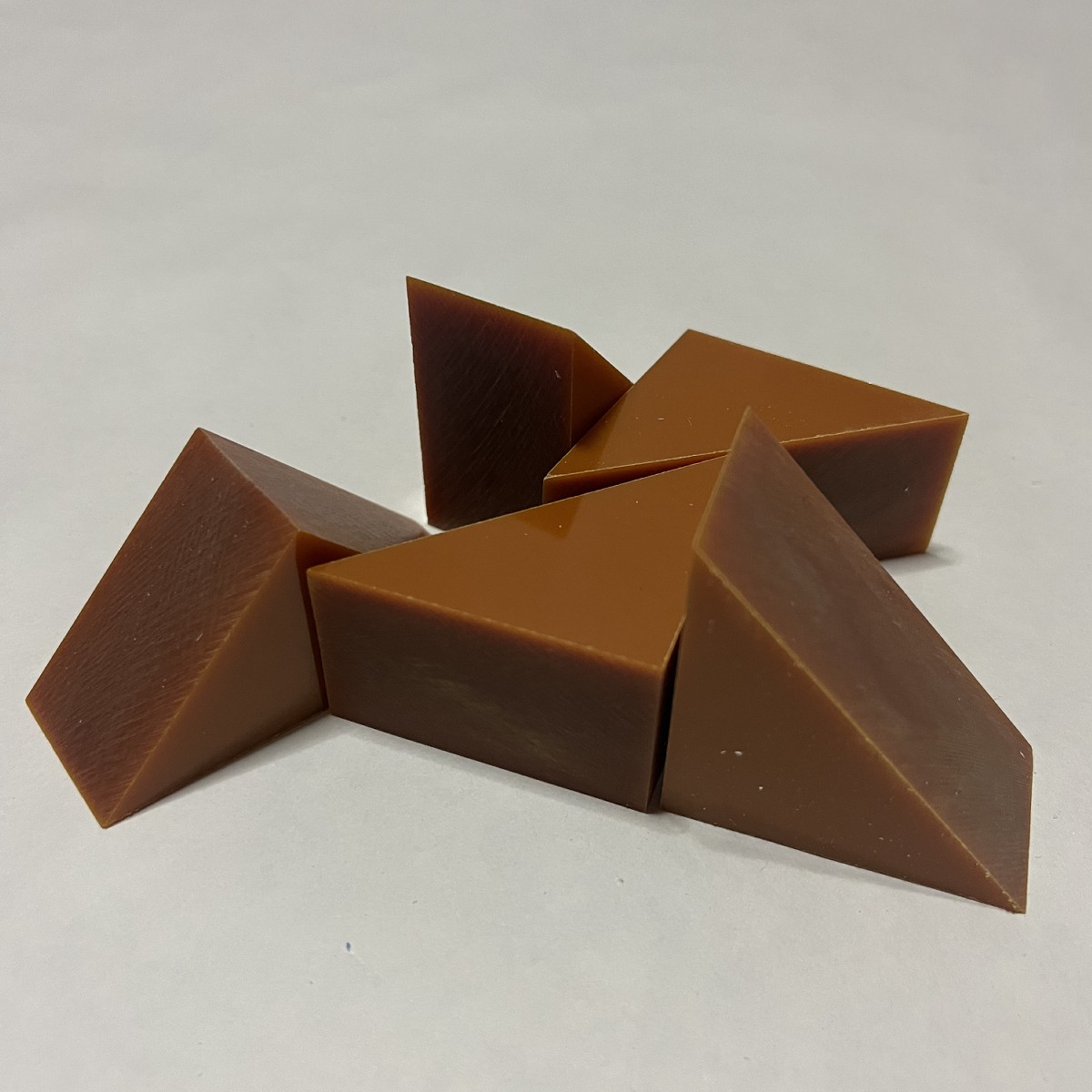 タイコーライト®_紙ベークライト端材_茶_三角形_t25×42×42×60mm_フタムラ化学